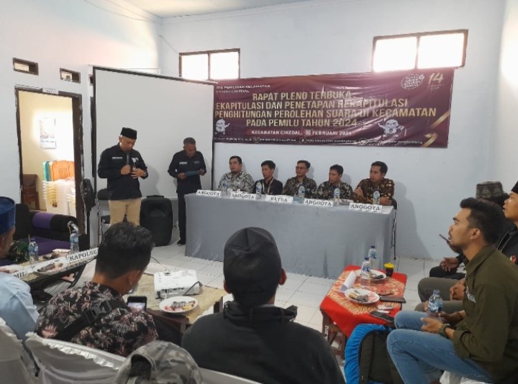 Panitia pemilu kecamatan (PPK) cikedal lakukan rapat pleno terbuka yang di laksanakan di aula kantor kecamatan cikedal