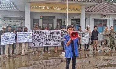 Dinilai tidak netral. Barisan garda terdepan (BIGADE) Mahasiswa dan pemuda Pandeglang lakukan aksi unjukrasa di depan kantor kecamatan Munjul
