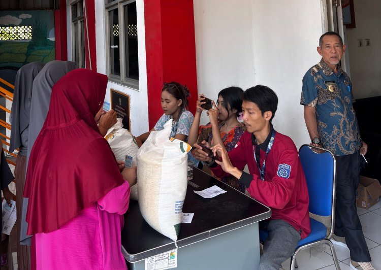 KKM 24 Uniba Ringankan Beban Warga Lewat Distribusi Beras di Kelurahan Kepuh