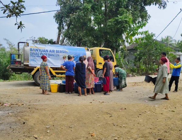 Akibat Kemarau Panjang Sebabkan puluhan daerah di Banten Alami Kekeringan, PUPR Banten Sigap Salurkan Air Bersih Sesuai Instruksi Gubernur
