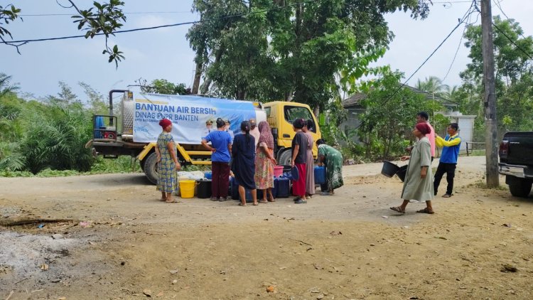 Akibat Kemarau Panjang Sebabkan puluhan daerah di Banten Alami Kekeringan, PUPR Banten Sigap Salurkan Air Bersih Sesuai Instruksi Gubernur